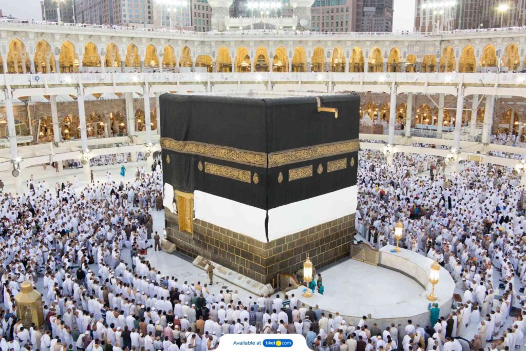 The Difference Between Hajj and Umrah – What Sets Them Apart.