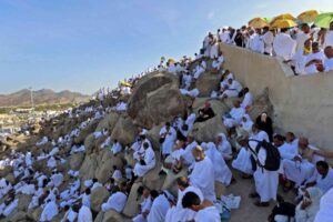 How to Deal with Crowds During Hajj – Practical Tips for Pilgrims