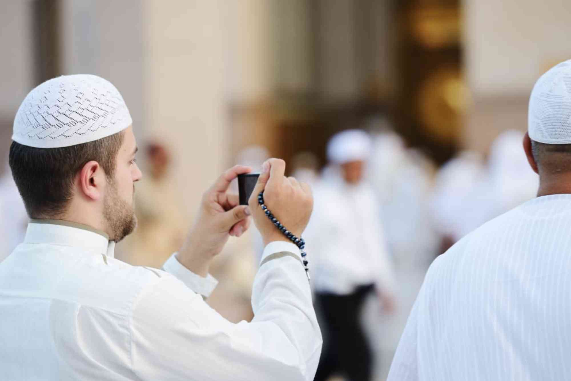 How to Stay Connected with Family During Hajj – Communication Tips. (1)